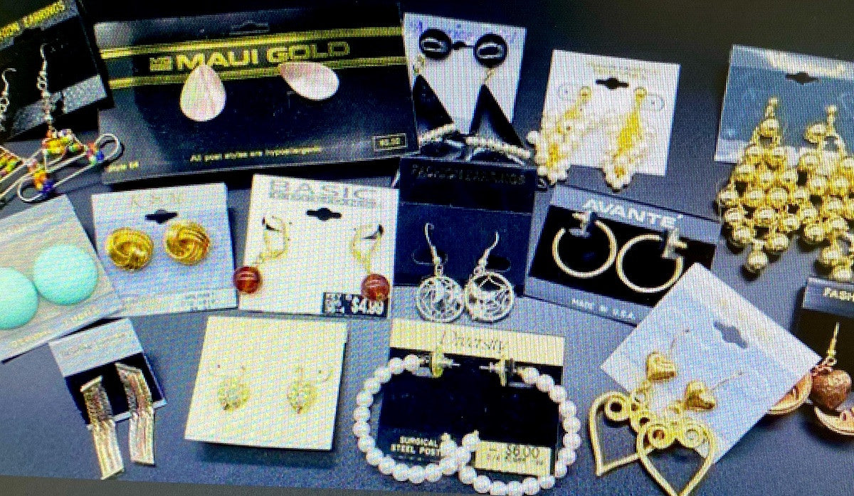700 Pairs of Assorted Earrings