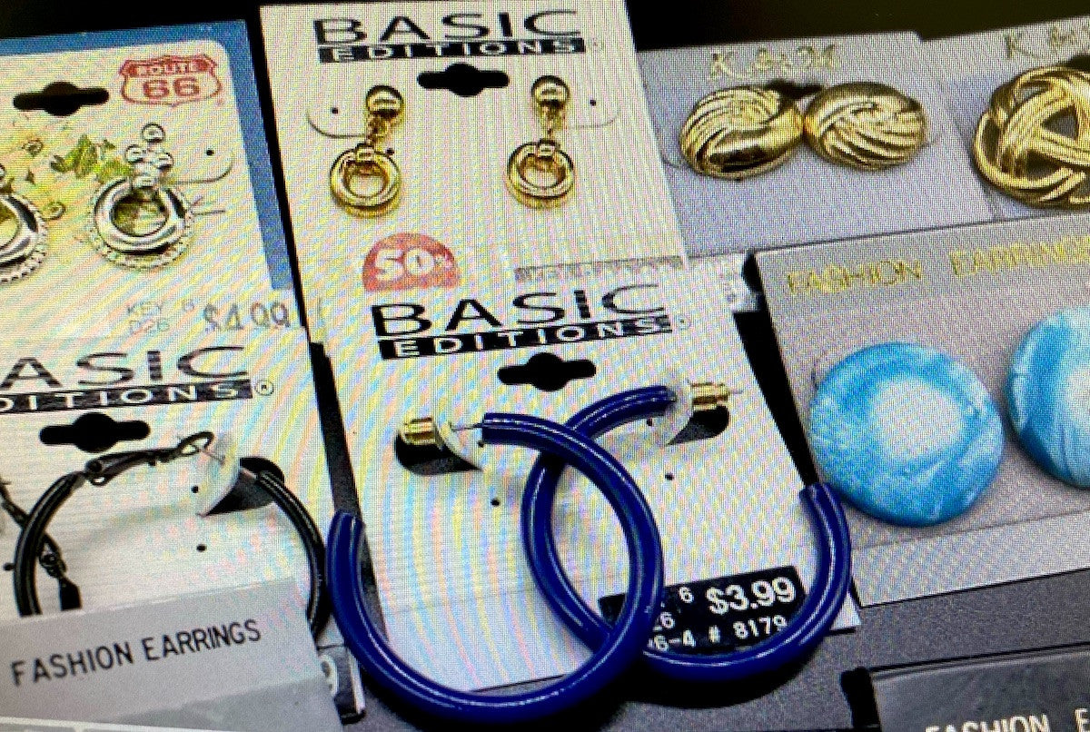 700 Pairs of Assorted Earrings